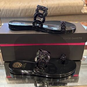 New with tags Vince Camuto Glossy Black Chain-Link Toe-Loop Sandals